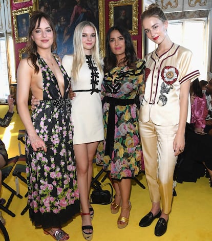 Dakota Johnson, Stella Banderas, Salma Hayek y Grace Johnson en el desfile de Gucci en Florencia, en mayo.