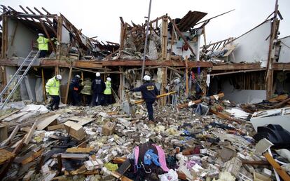 Un grupo de bomberos realiza labores de apuntalamiento en uno de los apartamentos destrozados por la fuerte explosión de la planta de fertilizantes en la localidad de West, Texas (EE UU). La tragedia se ha producido el miércoles sobre las ocho de la tarde, hora local (tres de la madrugada en la España peninsular).