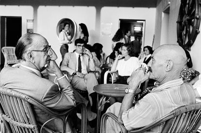 Un Nobel y un Cervantes charlan en las caballerizas de la Magdalena: Camilo José Cela y José Hierro, en 1989, bajo la atenta mirada del rector de la UIMP, Ernest Lluch.