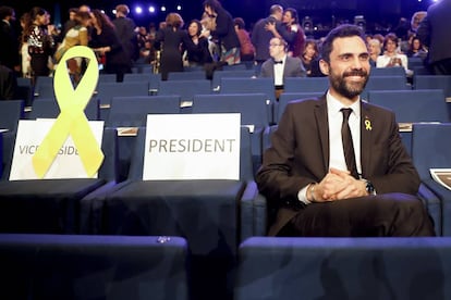 El president del Parlament, Roger Torrent, junto a los asientos vacíos.