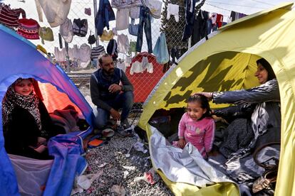 La mayoría de las mujeres refugiadas viajan con niños. Algunas se hacen cargo de los menores no acompañados o de los chiquillos de otras mujeres. En la imagen, una familia acampada en Idomeni (Grecia).