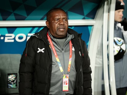 El entrenador de Zambia, Bruce Mwape, durante un partido ante España en la fase de grupos.