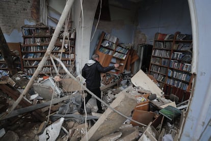 Un hombre camina entre los escombros de una biblioteca bombardeada en la ciudad de Chernihiv, en el norte de Ucrania. El jefe de la delegación de la Cruz Roja en el país, Pascal Hundt, ha afirmado este domingo que su personal no pudo entrar durante la última semana en la ciudad de Mariupol, al sudeste, objetivo de intensos bombardeos rusos y de un duro asedio desde hace más de un mes. "Nuestro equipo intentó durante cinco días entrar en Mariupol", ha indicado Hundt a la cadena británica Sky News.