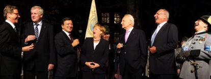 De izquierda a derecha, el ministro alemán de Exteriores Guido Westerwelle, el gobernador de Bavaria Horst Seehofer, el presidente de la Comisión Europea Manuel Barroso, la canciller Angela Merkel, el exgobernador de Bavaaria Edmund Stoiber y Randolf Rodenstock bromean en Múnich.