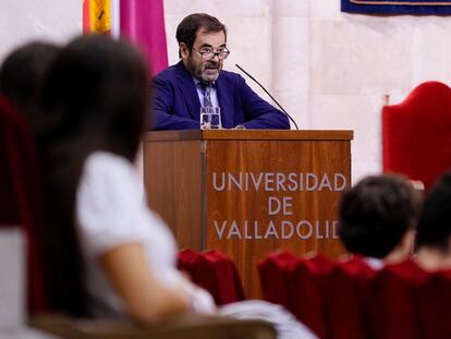 El presidente del Consejo General del Poder Judicial y catedrático de Derecho Civil de la Universidad de Valladolid, Vicente Guilarte, imparte este lunes la primera lección del curso académico a los nuevos estudiantes de la Facultad de Derecho de la Universidad de Valladolid.