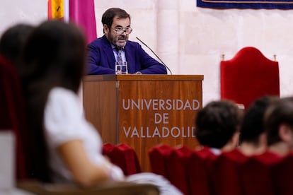 El presidente del Consejo General del Poder Judicial y catedrático de Derecho Civil de la Universidad de Valladolid, Vicente Guilarte, imparte este lunes la primera lección del curso académico a los nuevos estudiantes de la Facultad de Derecho de la Universidad de Valladolid.