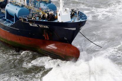 El buque mercante 'Blue Star', de 129 metros de eslora, ha encallado a las 23.50 del viernes en la costa de Ares, un municipio gallego situado en la provincia de A Coruña, en las Rías Altas. En la imagen, vista de la proa del navío encallado.