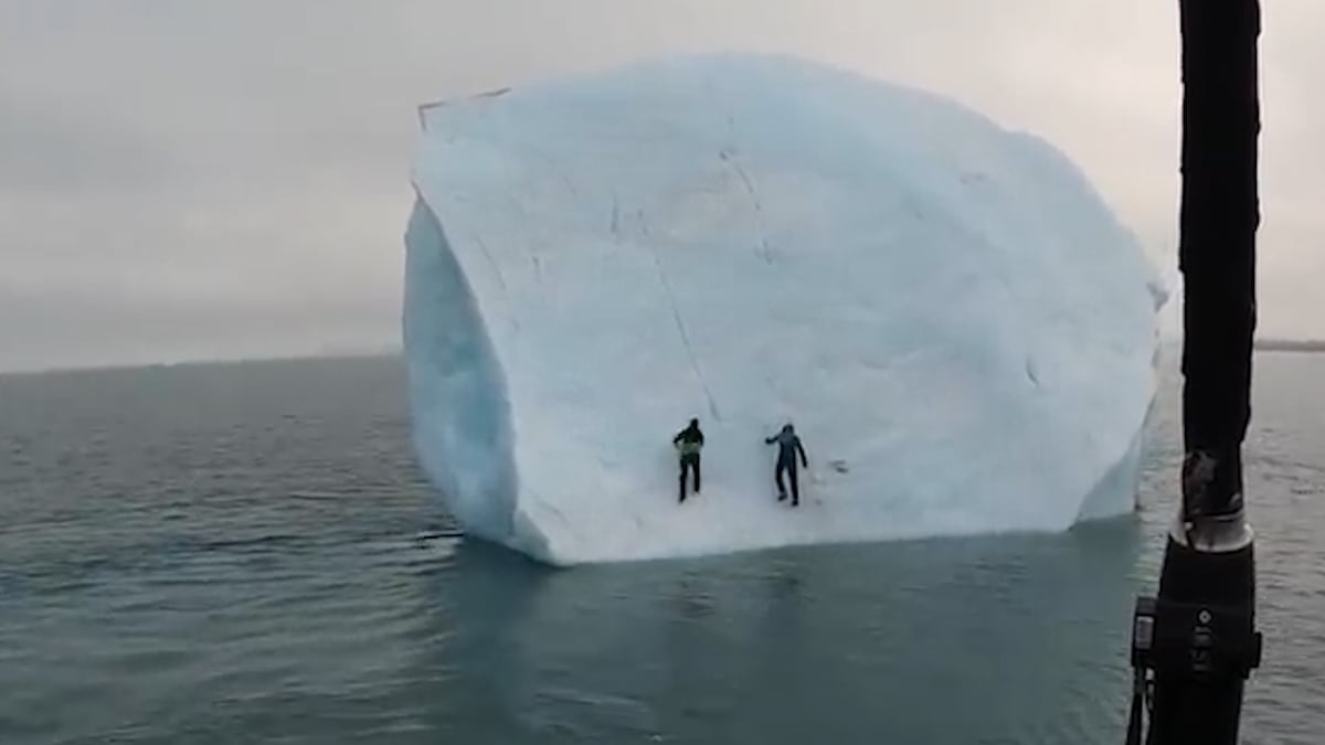 Un iceberg se hunde cuando dos exploradores intentaban escalarlo ...