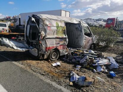 La furgoneta robada que impactó contra la Guardia Civil en la autovía A-7, a la altura de Algarrobo (Málaga).