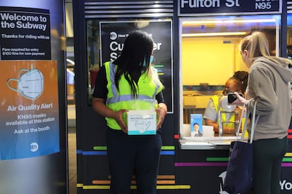 Reparto gratuito de mascarillas en una estación de metro de Nueva York