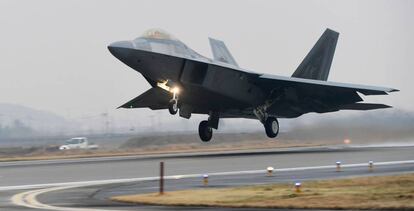 Un caza F-22 despega desde una base militar de EE.UU. en Corea del Sur.