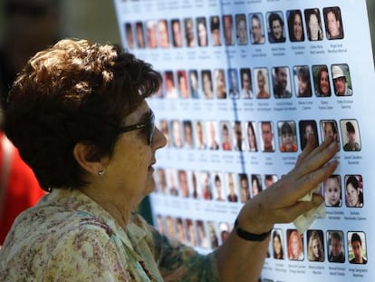 Familiar de una de las víctimas en el el accidente de avión de Spanair, este miércoles en el acto de homenaje.