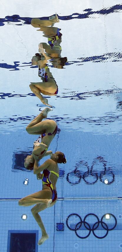 Las canadienses Marie-Pier Boudreau Gagnon y Elise Marcotte realizan su ejercicio de natación sincronizada.