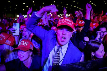 Seguidores de Donald Trump celebran después de que Fox Network declarara el resultado de las elecciones a su favor en Palm Beach, Florida, el 5 de noviembre de 2024.