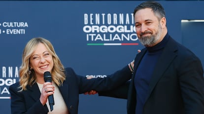 Santiago Abascal (Vox) y Giorgia Meloni (Hermanos de Italia), en un acto político en Roma en diciembre de 2023.