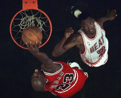 Jordan, en un mate ante Keith Askins de los Heat en 1996