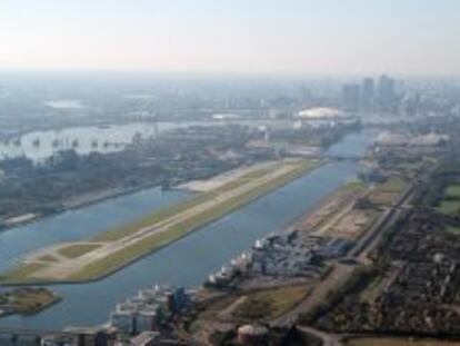 Vista del aeropuerto London City y sus alrededores, al este de la capital brit&aacute;nica.  