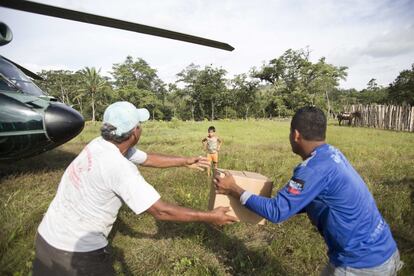 Vecinos de La Chorrera reciben ayuda por helicóptero.