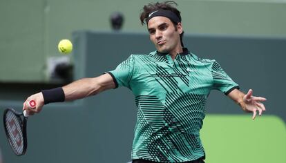 Federer pega una derecha ante Del Potro.