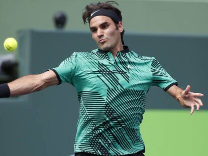 Federer pega una derecha ante Del Potro.