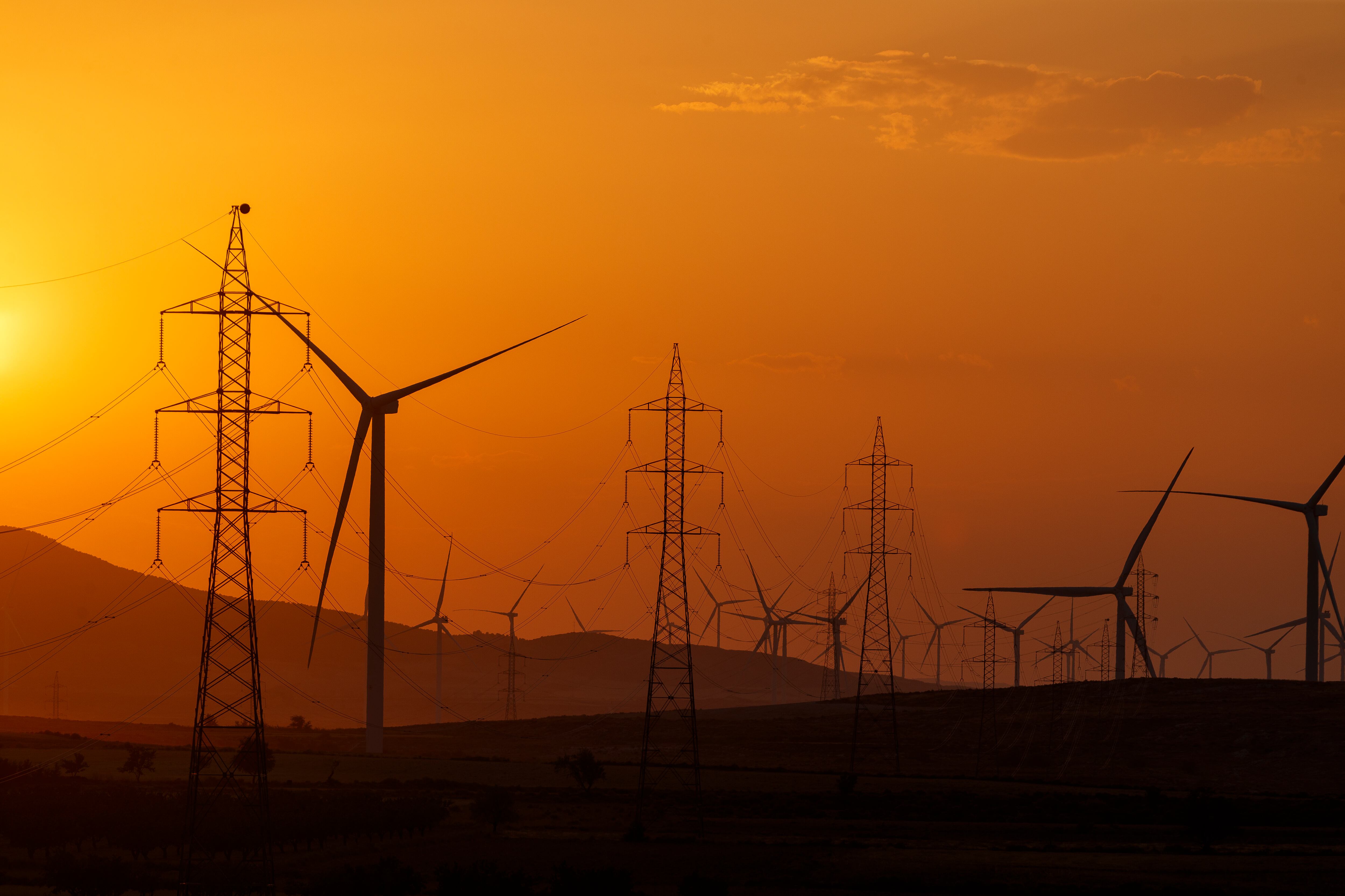 Torres eléctricas a la altura de la población zaragozana de Magallón.