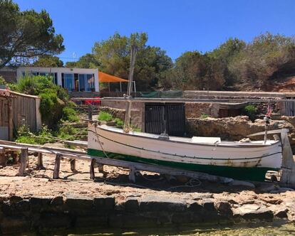 EN PRIMER TÉRMINO EL LLAÜT QUE PROVEE DE PESCADO A LA CASA / CAPEL