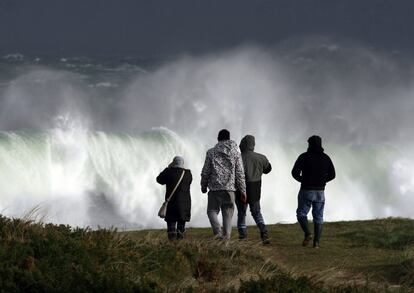 La costa gallega está en alerta roja. Fuerte oleaje en la playa de Ponzos en Ferrol.