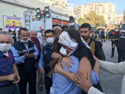Un seísmo de magnitud 6,9 se ha producido en aguas del mar Egeo, a 17 kilómetros de la costa turca y a una profundidad de casi 12 kilómetros. En la imagen, una mujer herida abraza a un familiar, tras el terremoto que ha sacudido la ciudad turca de Esmirna.