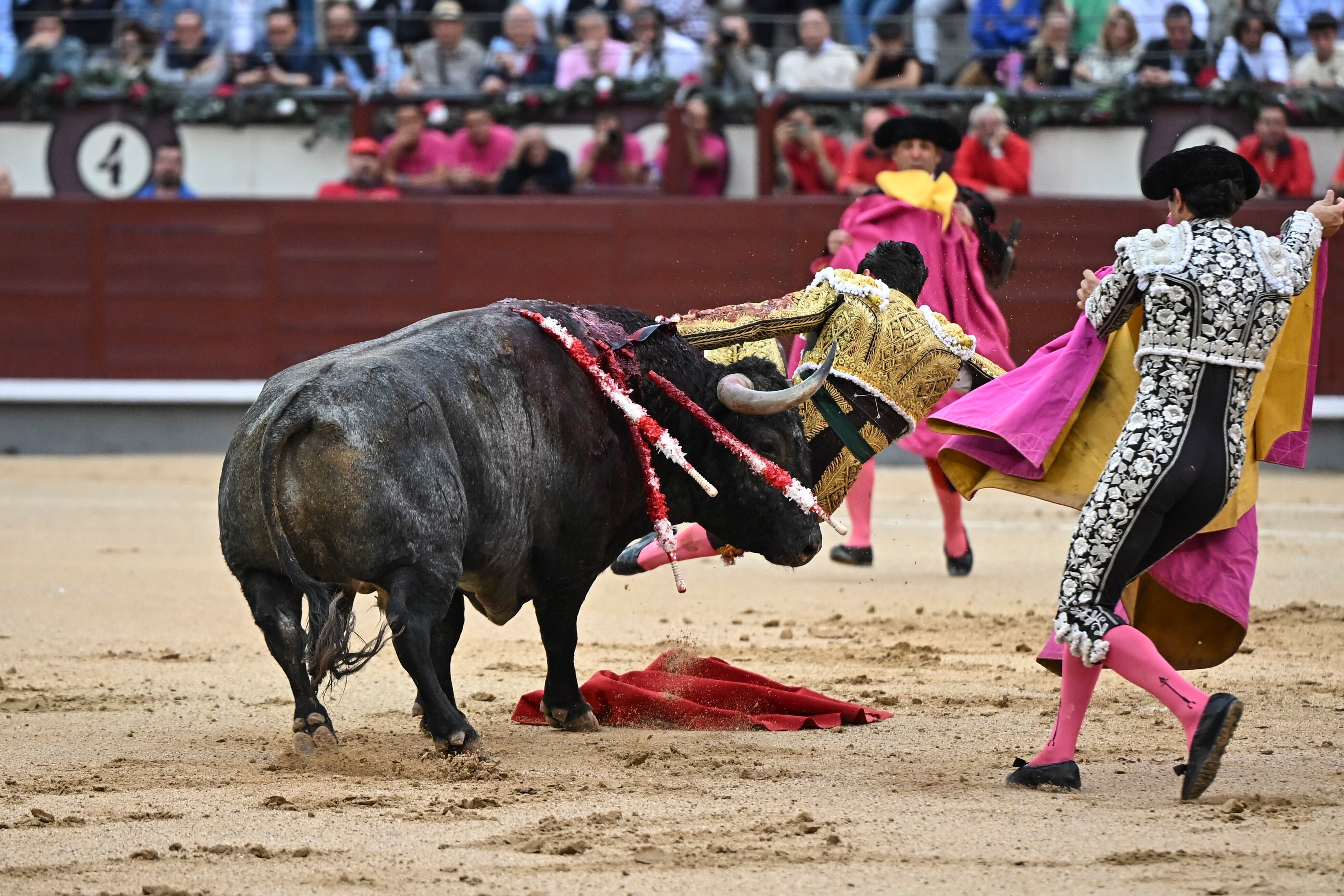 Un momento de la cogida que sufrió David Galván en su primer toro.