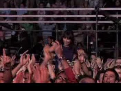 Los Secretos cantan 'Agárrate fuerte a mi María' en su concierto de las Ventas