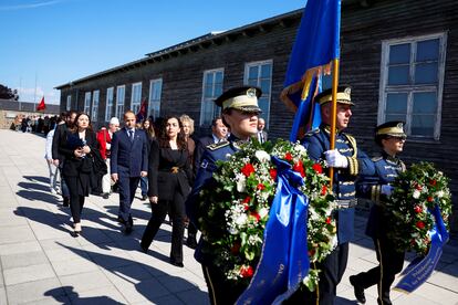 El presidente de Kosovo, Vjosa Osmani,  durante la ceremonia conmemorativa en el antiguo campo de concentración de Mauthausen.