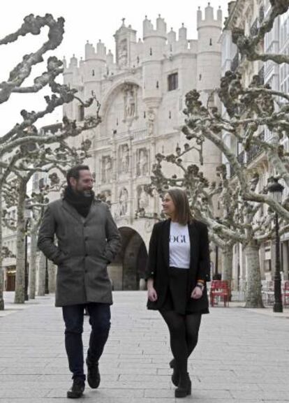 A la derecha, Sonia Lomas, portavoz de Jóvenes Ciudadanos, y Rodrigo J. San Salvador, jefe de prensa del partido en la región, en Burgos.