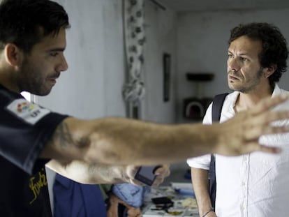 El alcalde de C&aacute;diz, Jos&eacute; Mar&iacute;a Gonz&aacute;lez, con un vecino de la localidad.