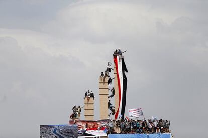 Partidarios del expresidente de Yemen Ali Abdullah Saleh participan en una manifestación con motivo del 35 aniversario de la fundación del partido Congreso General del Pueblo desde lo alto del monumento al soldado desconocido, en Sanaa (Yemen).