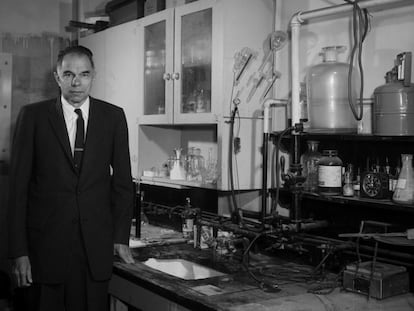 Glenn Seaborg, en 1962, posa en el laboratorio donde había sintetizado el plutonio dos décadas antes y se había incorporado al 'proyecto Manhattan'
