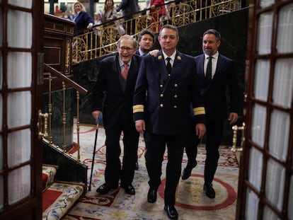 Ramón Tamames abandonaba el martes el hemiciclo, tras la primera jornada del debate de la moción de censura apoyado en un ujier y acompañado por el líder de Vox, Santiago Abascal.