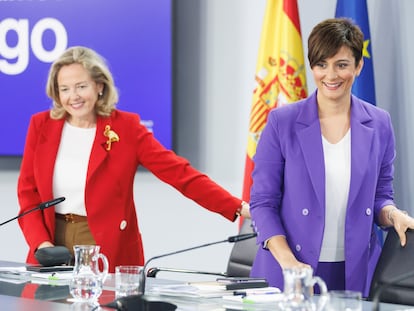 La vicepresidenta primera y de Asuntos Económicos, Nadia Calviño, junto a la portavoz, Isabel Rodríguez.