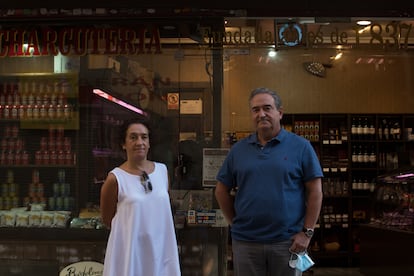 Kiko y Pilar Bartolomé, propietarios de la charcutería Casa Bartolomé, en Madrid, este viernes.