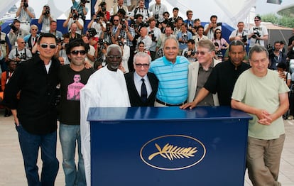 Los directores Stephen Frears, Abderrahmane Sissako, Ermanno Olmi, Ahmed El Maanouni, Martin Scorsese, Souleymane Cisse, Faith Akin y Wong Kar-wai asisten a un 'photocall' para promocionar la 'World Cinema Foundation' durante el 60º Festival Internacional de Cine de Cannes el 22 de mayo de 2007 en Francia.