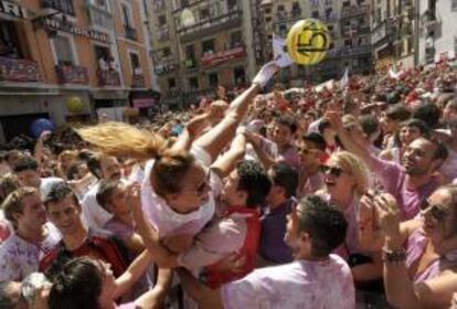 Miles de pamploneses y foráneos se divierten en la Plaza del Ayuntamiento de Pamplona tras el tradicional "Chupinazo", con el que dan comienzo las fiestas de San Fermín 2011. EFE/Archivo