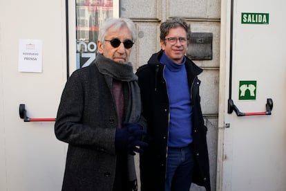 Los actores José Sacristán y Gabino Diego en el exterior del teatro.