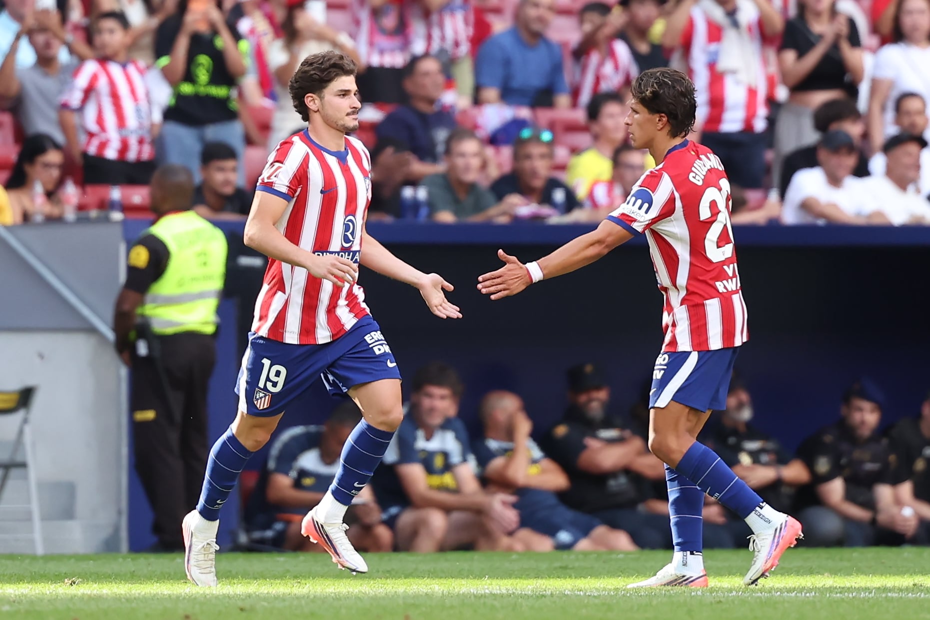 Julián Alvarez juega y escucha los reproches de la hinchada del Atlético en el empate ante el Villarreal