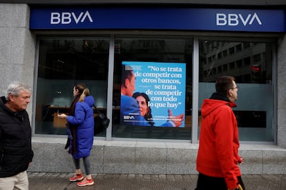 Varias personas pasan frente a una sucursal del BBVA en Bilbao.