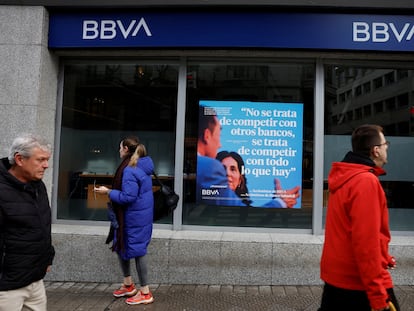 Varias personas pasan frente a una sucursal del BBVA en Bilbao.