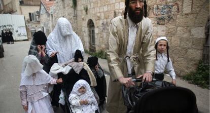 Una familia celebra el Purim, un carnaval judío, en un barrio ultraortodoxo de Jerusalén el pasado marzo.