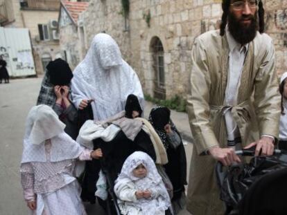Una familia celebra el Purim, un carnaval jud&iacute;o, en un barrio ultraortodoxo de Jerusal&eacute;n el pasado marzo.