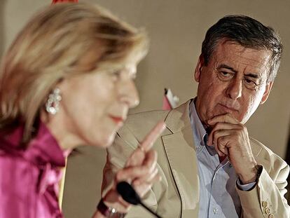 Rosa Díez y el cabeza de lista de UPyD, Francisco Sosa Wagner, en la noche electoral en Madrid.