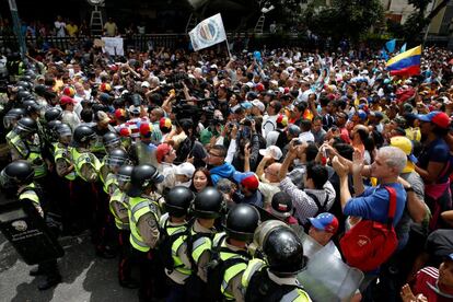 Partidários da oposição em confronto com policiais da tropa de choque durante uma manifestação para exigir um referendo para derrocar Nicolás Maduro.