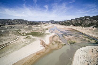 Cola del embalse de Entrepeñas, en el cauce del Tajo a su paso por Guadalajara. Este pantano, que alimenta el trasvase Tajo-Segura, está bajo mínimos históricos.