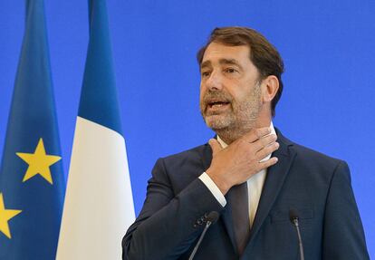 El ministro del Interior de Francia, Christophe Castaner, gesticula durante la rueda de prensa en París este lunes.